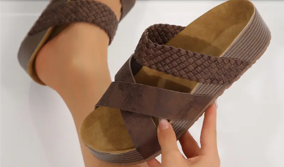 8美元凉鞋反超CROCS,拿下TikTok周销冠军