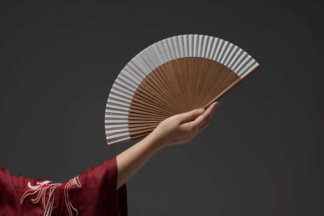 TikTok带火广场舞扇子,有卖家靠它年入百万美元